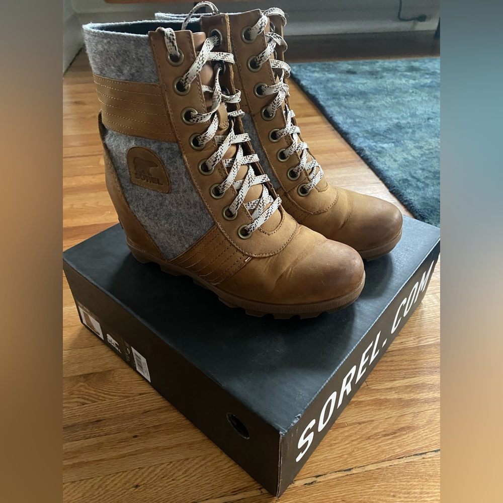 Sorel Lexie Wedge Women’s Size 9 in Camel Brown -nearly new condition
